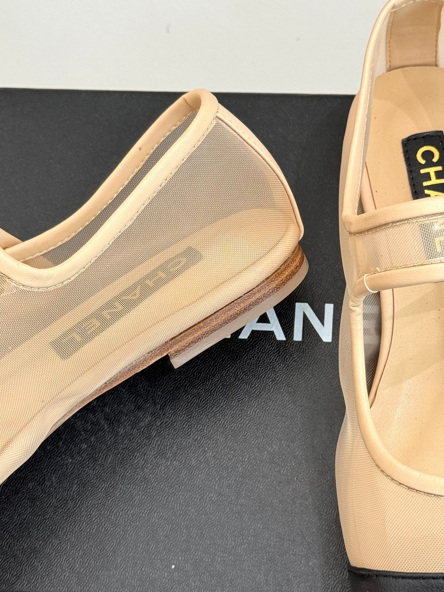 FLAT SHOES IN BEIGE MESH AND BLACK LAMBSKIN - 35