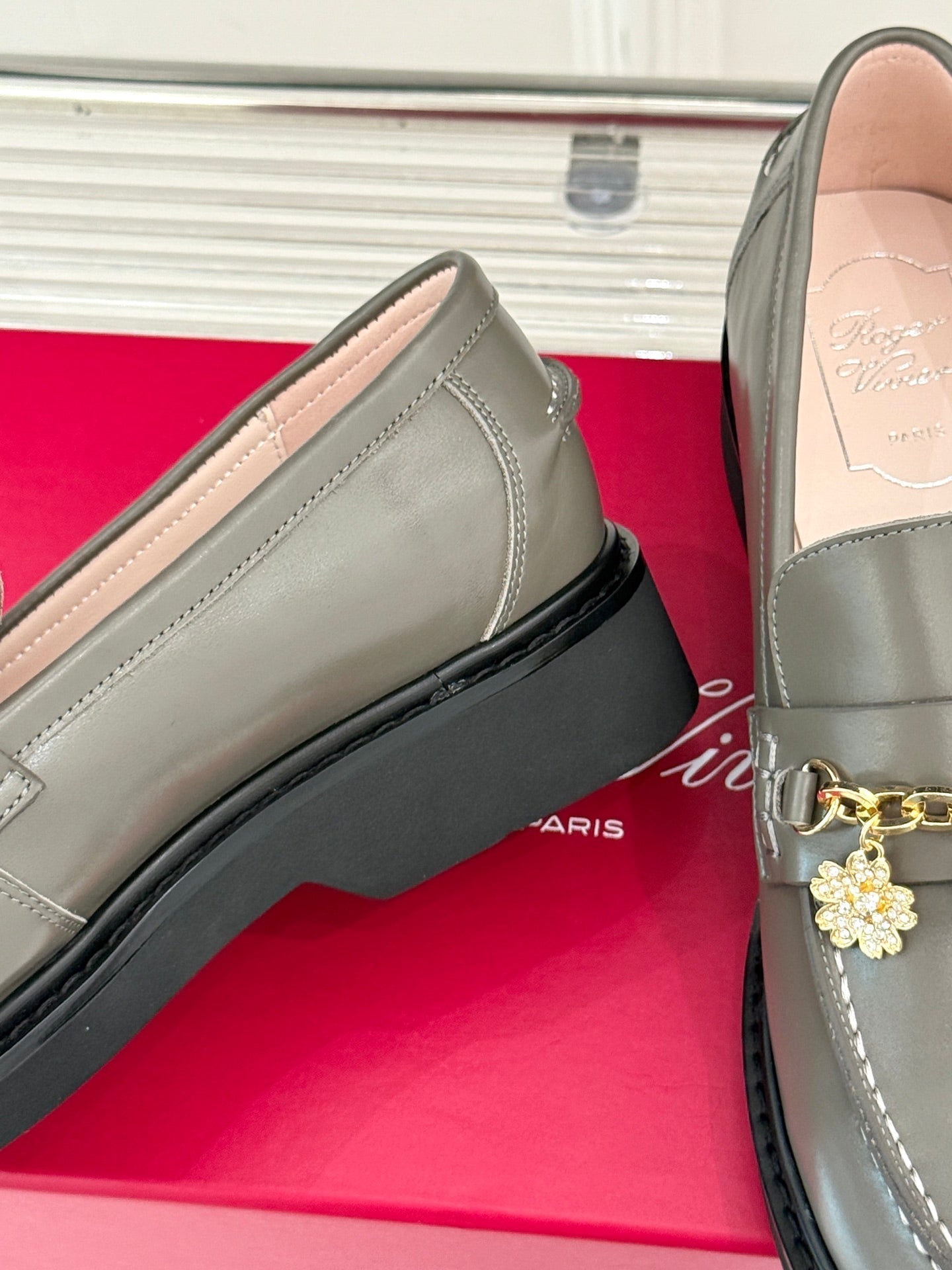 ROGER VIVIER 25S RANGERS CHAIN LOAFER IN OLIVE GRAY CALFSKIN - 35