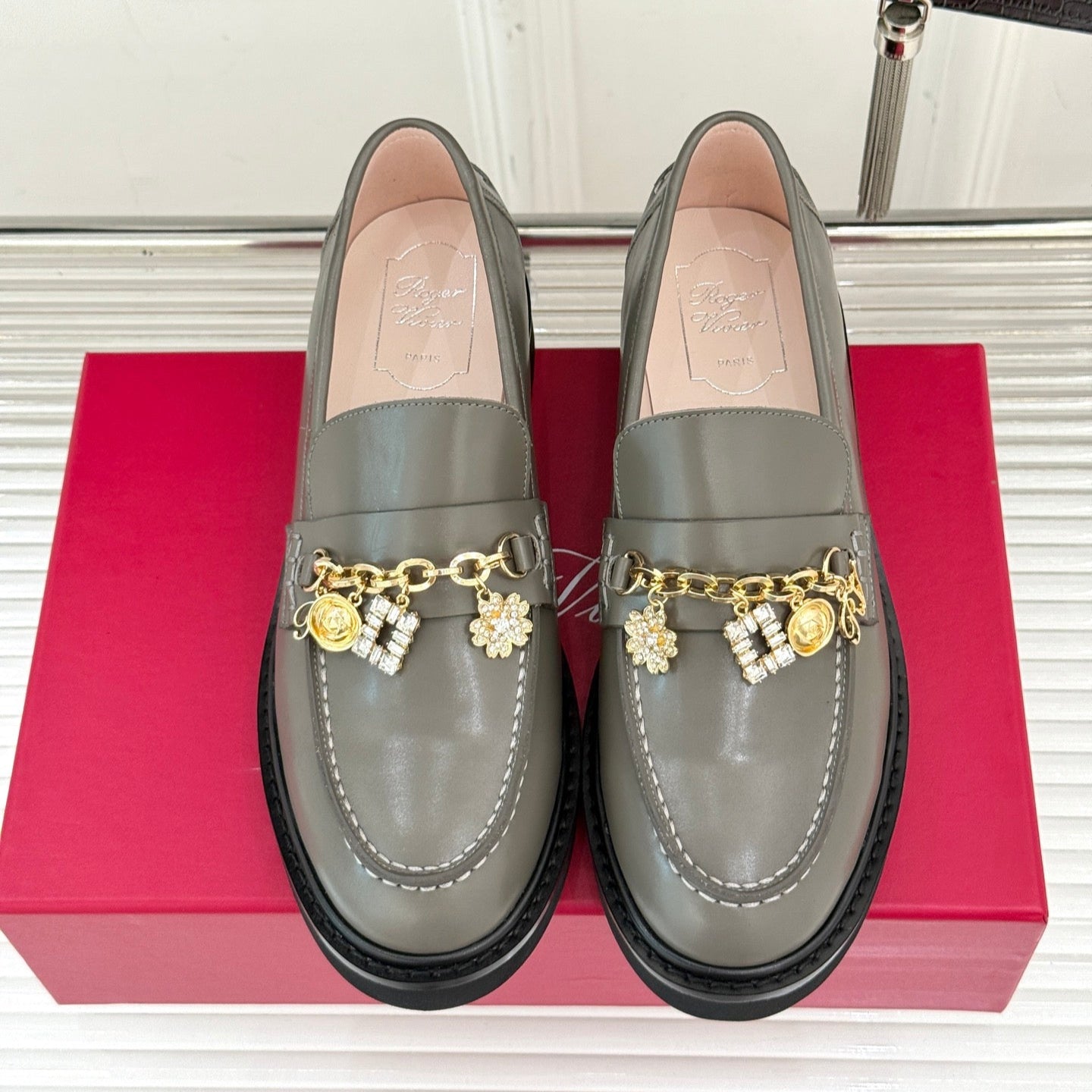 ROGER VIVIER 25S RANGERS CHAIN LOAFER IN OLIVE GRAY CALFSKIN - 35