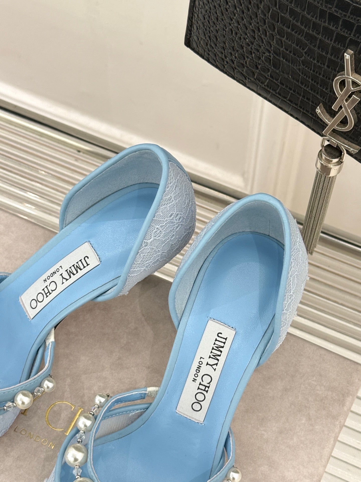 ЖІНОЧІ ТУФЛІ JIMMY CHOO 26S НА ВИСОКОМУ КАБЛУКУ 65 ММ, СИНЄ МЕРЕЖИВО, ПРИКРАШЕНІ ПЕРЛАМИ