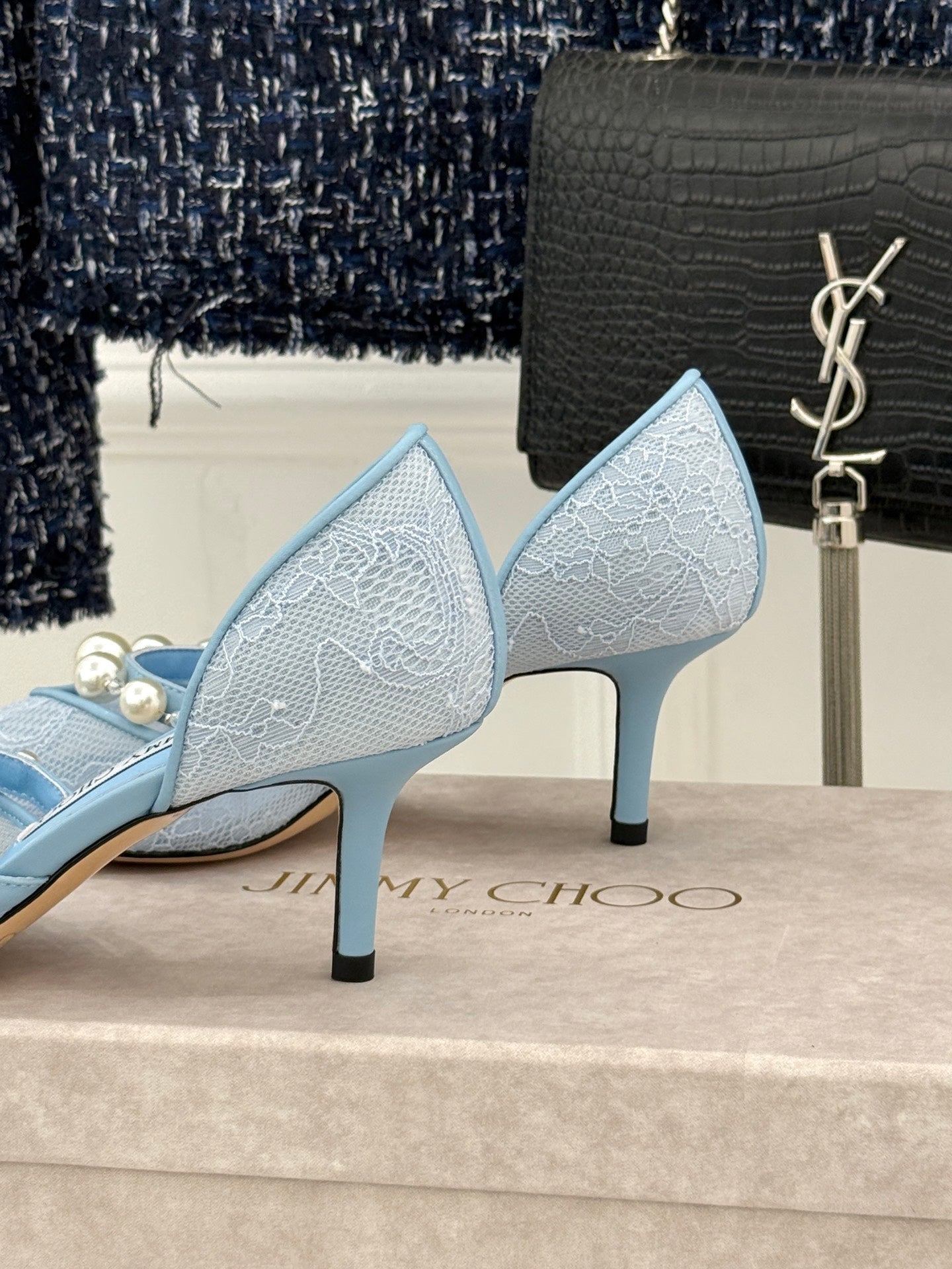 ЖІНОЧІ ТУФЛІ JIMMY CHOO 26S НА ВИСОКОМУ КАБЛУКУ 65 ММ, СИНЄ МЕРЕЖИВО, ПРИКРАШЕНІ ПЕРЛАМИ