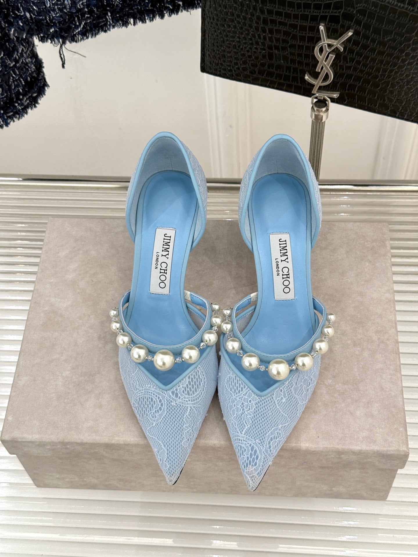 ЖІНОЧІ ТУФЛІ JIMMY CHOO 26S НА ВИСОКОМУ КАБЛУКУ 65 ММ, СИНЄ МЕРЕЖИВО, ПРИКРАШЕНІ ПЕРЛАМИ