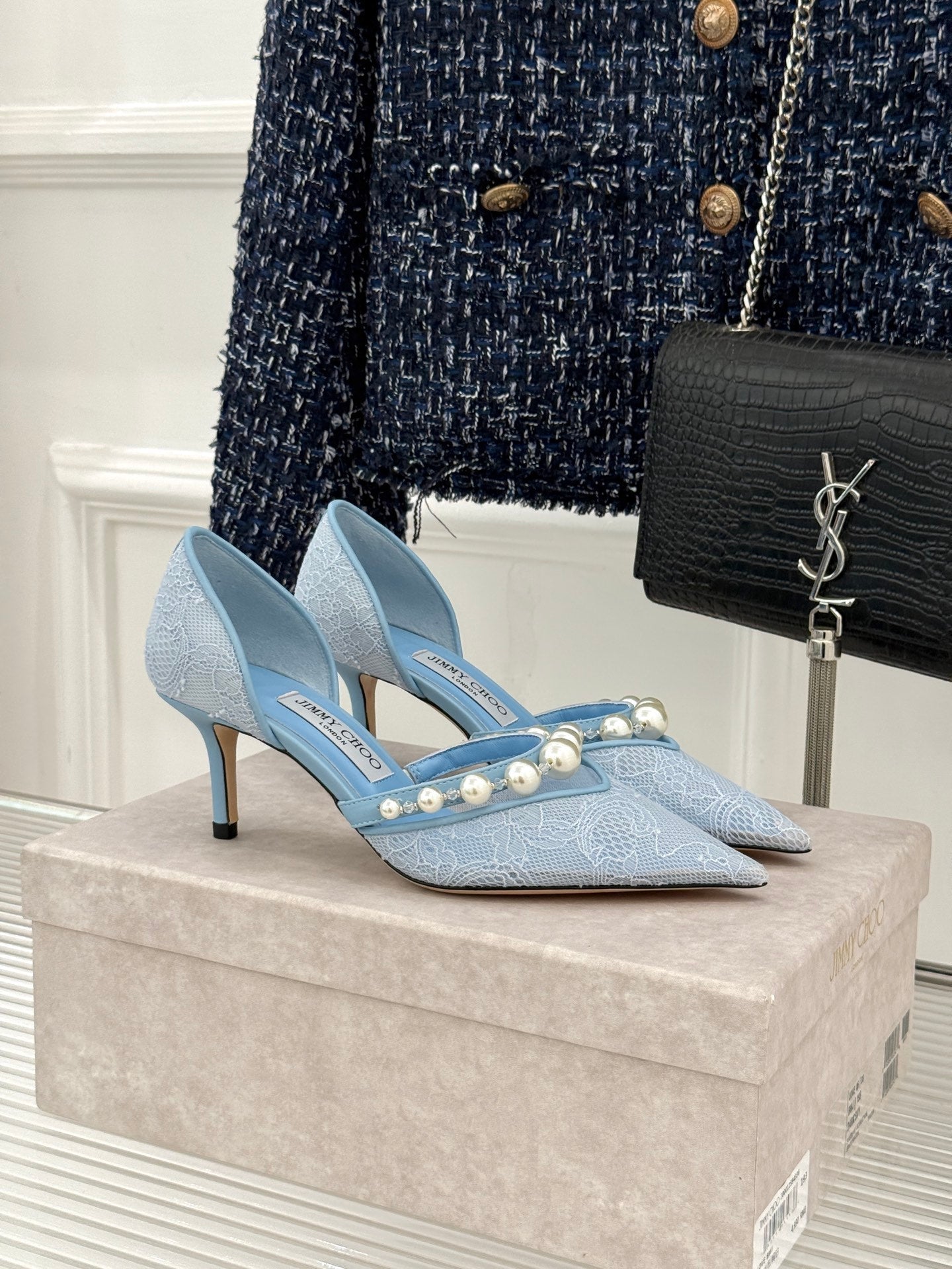 ЖІНОЧІ ТУФЛІ JIMMY CHOO 26S НА ВИСОКОМУ КАБЛУКУ 65 ММ, СИНЄ МЕРЕЖИВО, ПРИКРАШЕНІ ПЕРЛАМИ