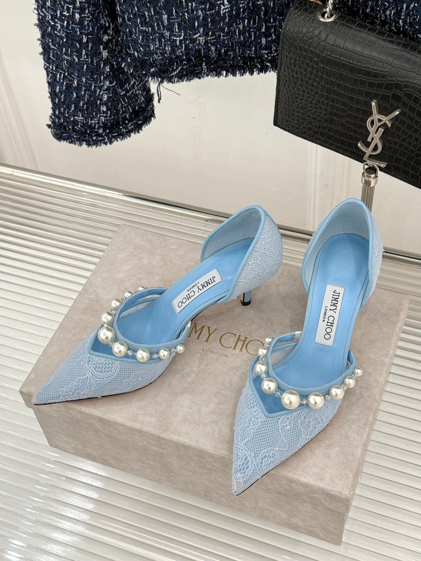 ЖІНОЧІ ТУФЛІ JIMMY CHOO 26S НА ВИСОКОМУ КАБЛУКУ 65 ММ, СИНЄ МЕРЕЖИВО, ПРИКРАШЕНІ ПЕРЛАМИ