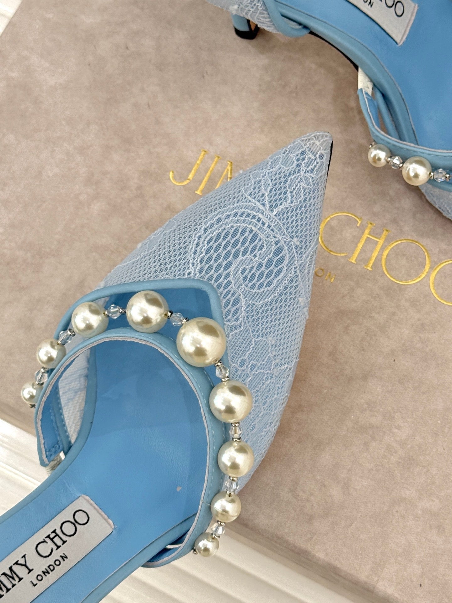 ТУФЛІ НА ШПИЛЬЦІ JIMMY CHOO 26S 85 ММ ЗІ СВІТЛО-БЛАКИТНОГО МЕРЕЖИВА, ПРИКРАШЕНІ ПЕРЛИНАМИ