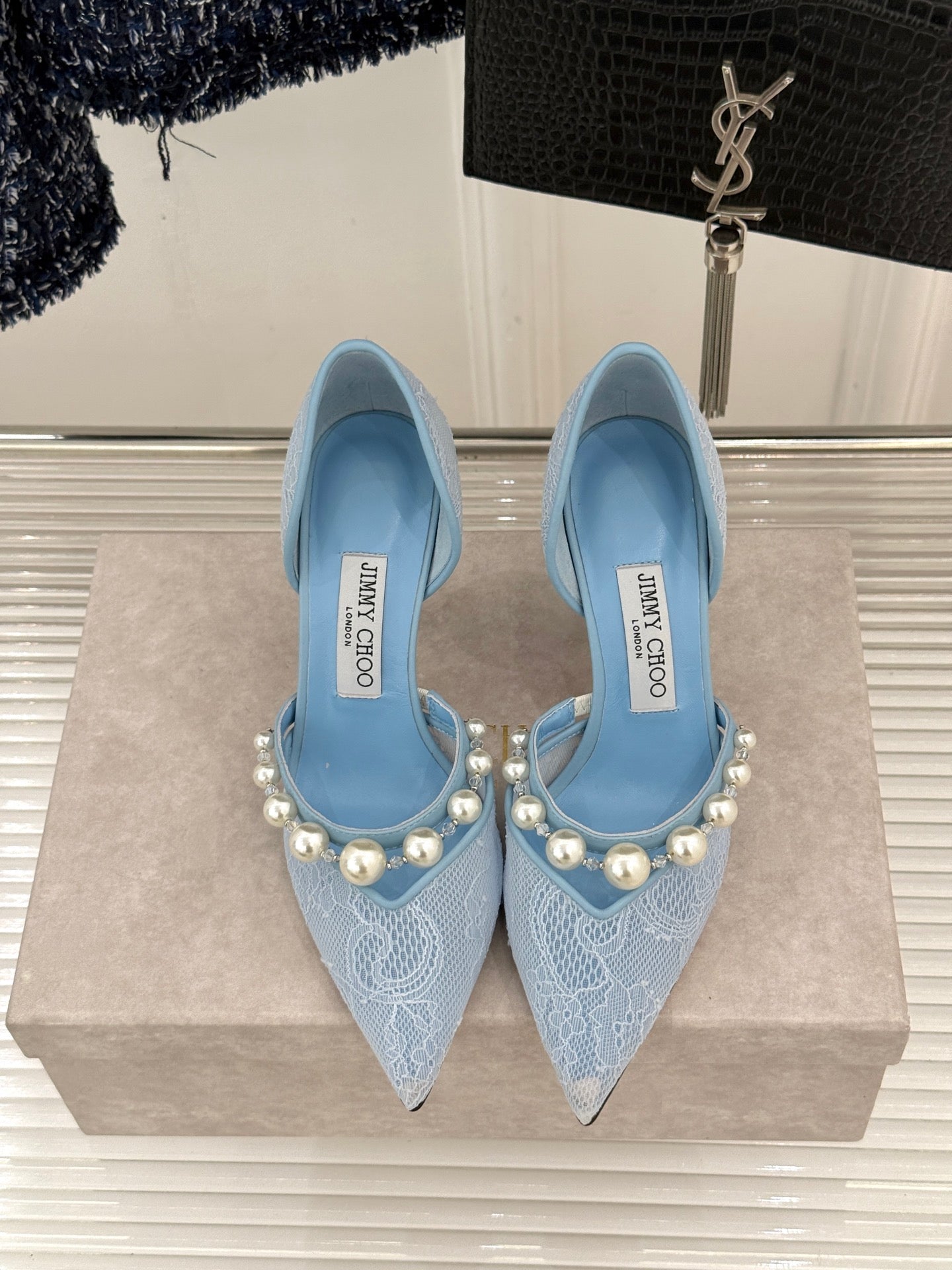ТУФЛІ НА ШПИЛЬЦІ JIMMY CHOO 26S 85 ММ ЗІ СВІТЛО-БЛАКИТНОГО МЕРЕЖИВА, ПРИКРАШЕНІ ПЕРЛИНАМИ