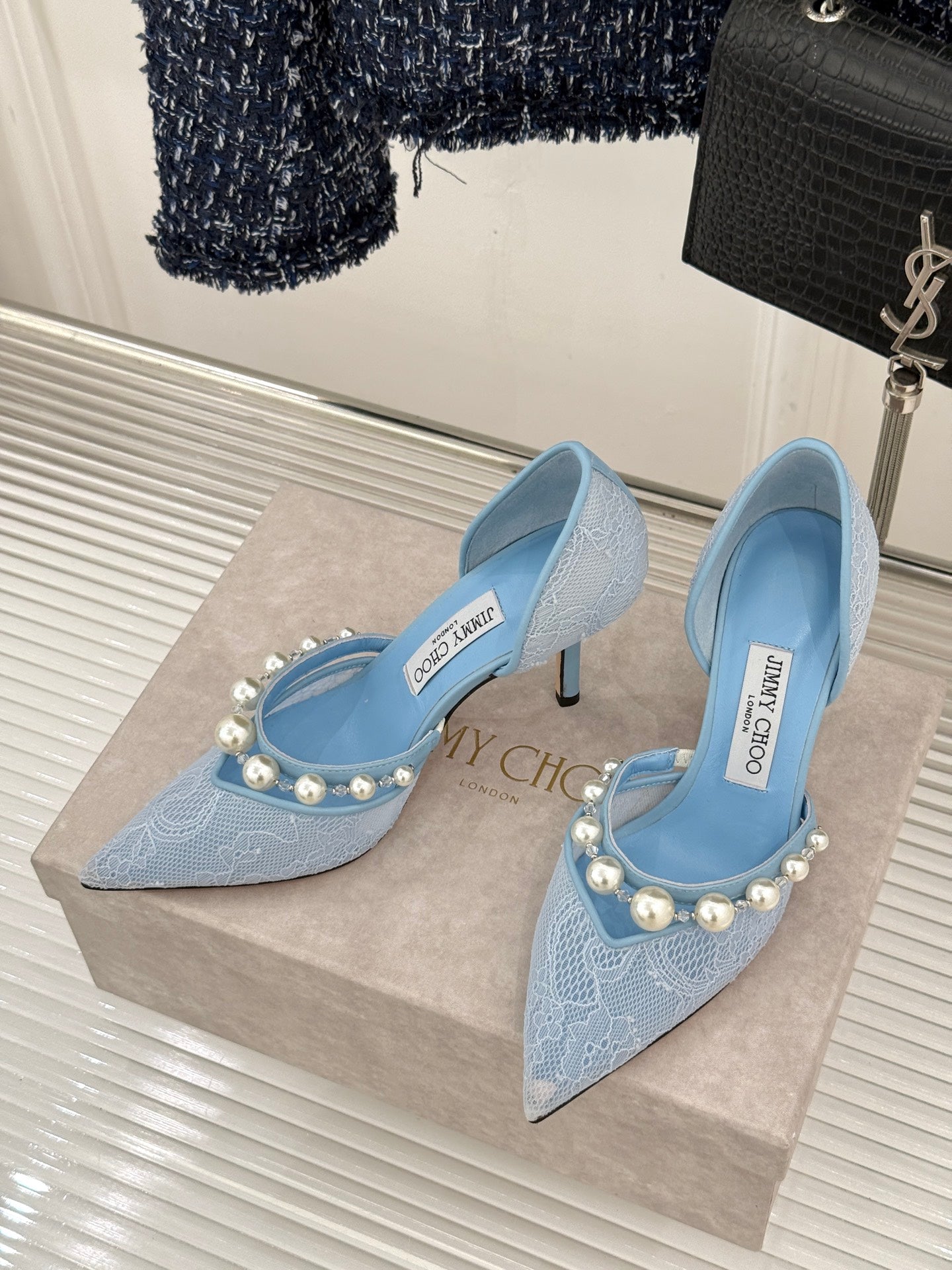 ТУФЛІ НА ШПИЛЬЦІ JIMMY CHOO 26S 85 ММ ЗІ СВІТЛО-БЛАКИТНОГО МЕРЕЖИВА, ПРИКРАШЕНІ ПЕРЛИНАМИ