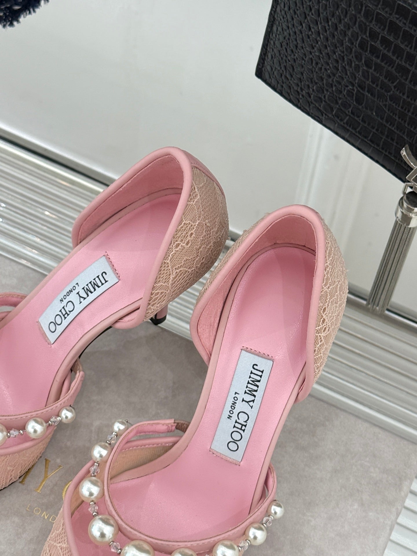ТУФЛІ НА ВИСОКИХ ПІДБОРАХ JIMMY CHOO 26S 65 ММ ЗІ СВІТЛО-РОЖЕВОГО МЕРЕЖИВА, ПРИКРАШЕНІ ПЕРЛАМИ