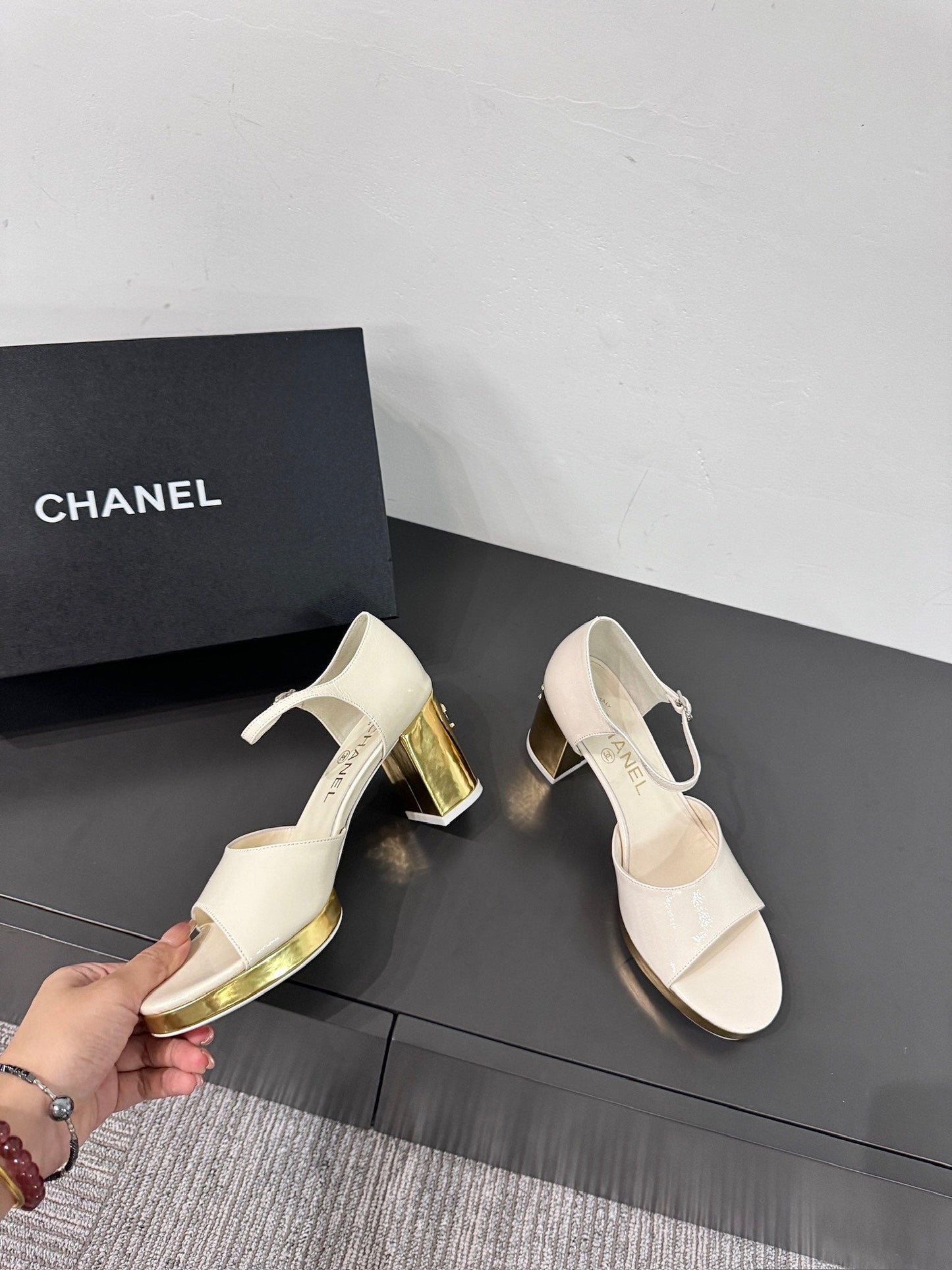 BLOCK HEEL SANDALS WHITE SHEEPSKIN - 35
