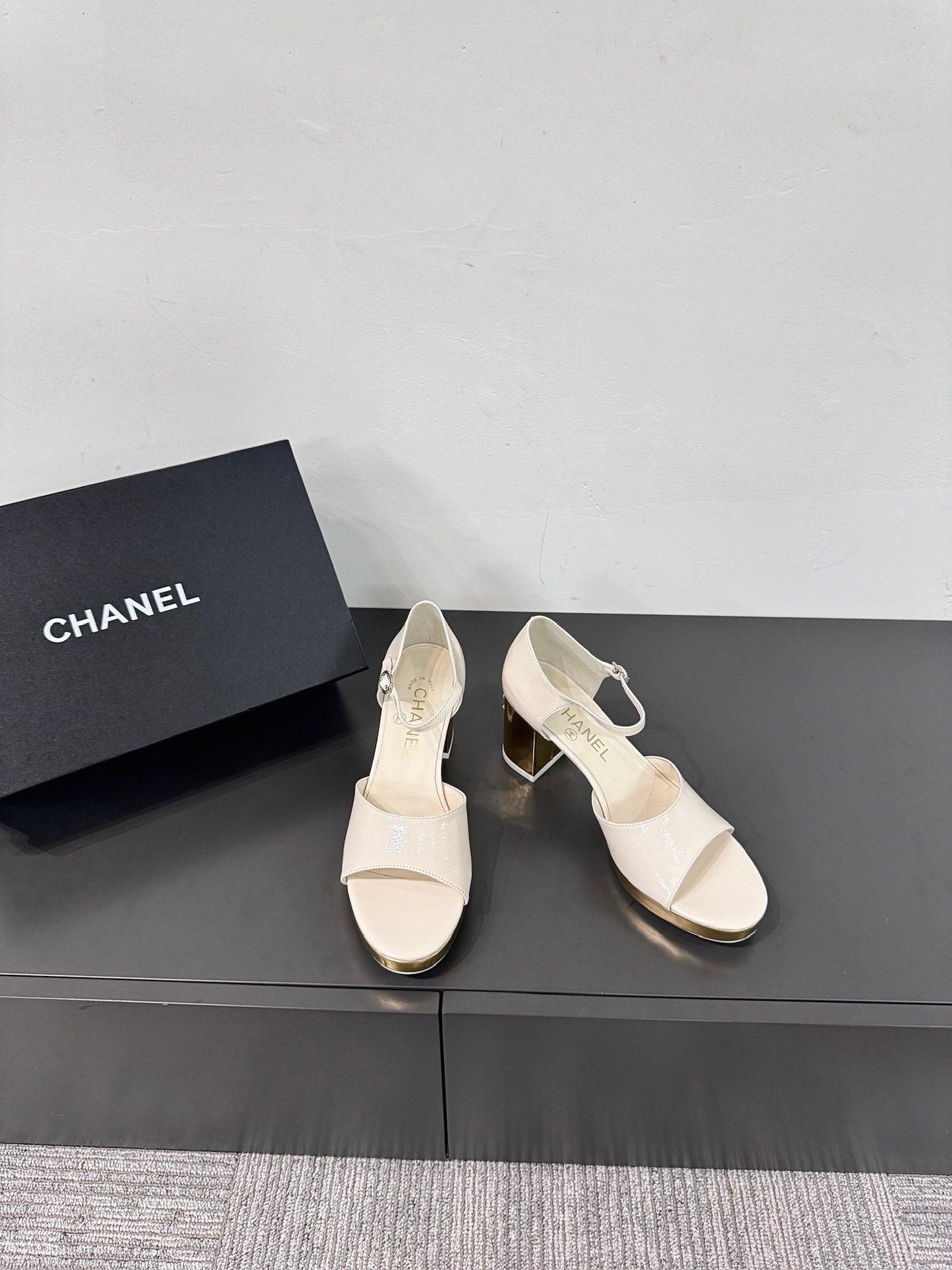 BLOCK HEEL SANDALS WHITE SHEEPSKIN - 35