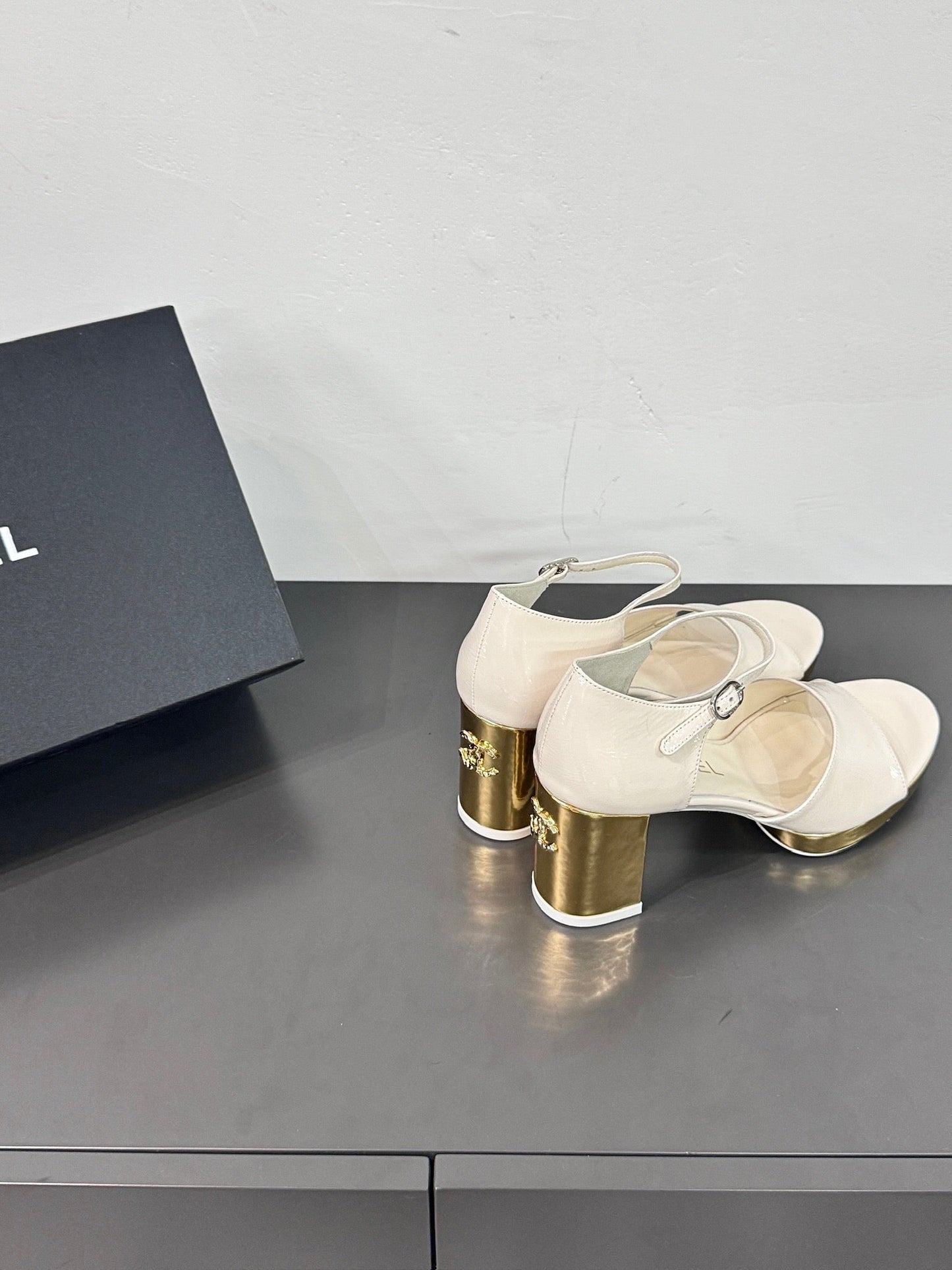 BLOCK HEEL SANDALS WHITE SHEEPSKIN - 35