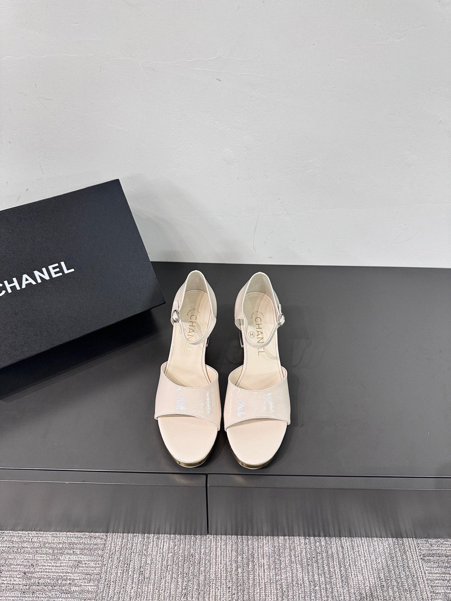BLOCK HEEL SANDALS WHITE SHEEPSKIN - 35