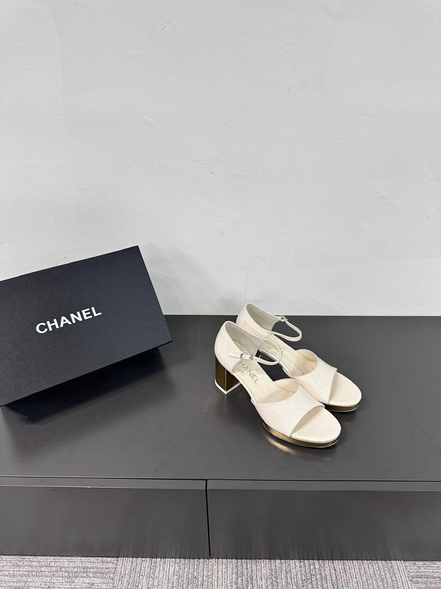 BLOCK HEEL SANDALS WHITE SHEEPSKIN - 35