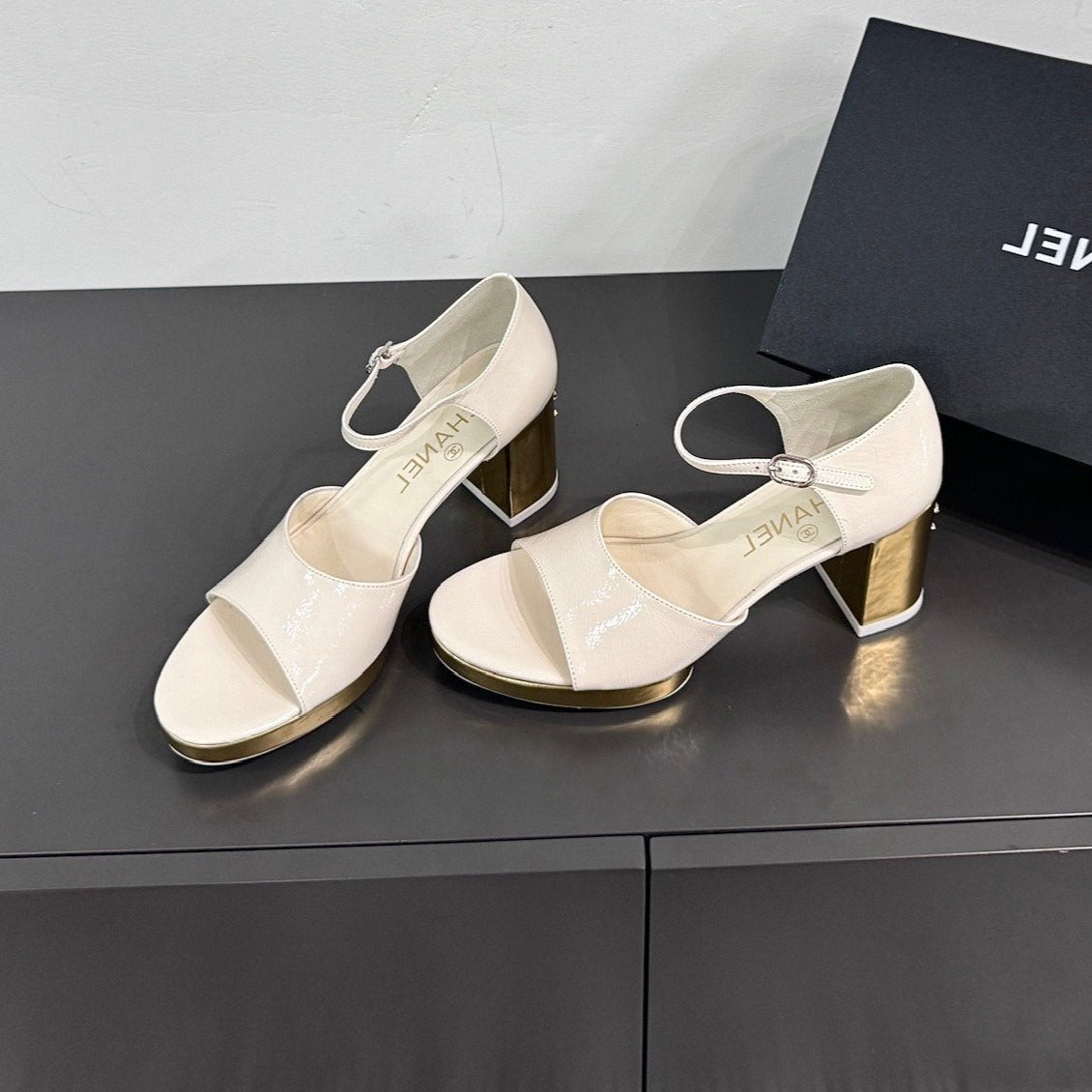 BLOCK HEEL SANDALS WHITE SHEEPSKIN - 35