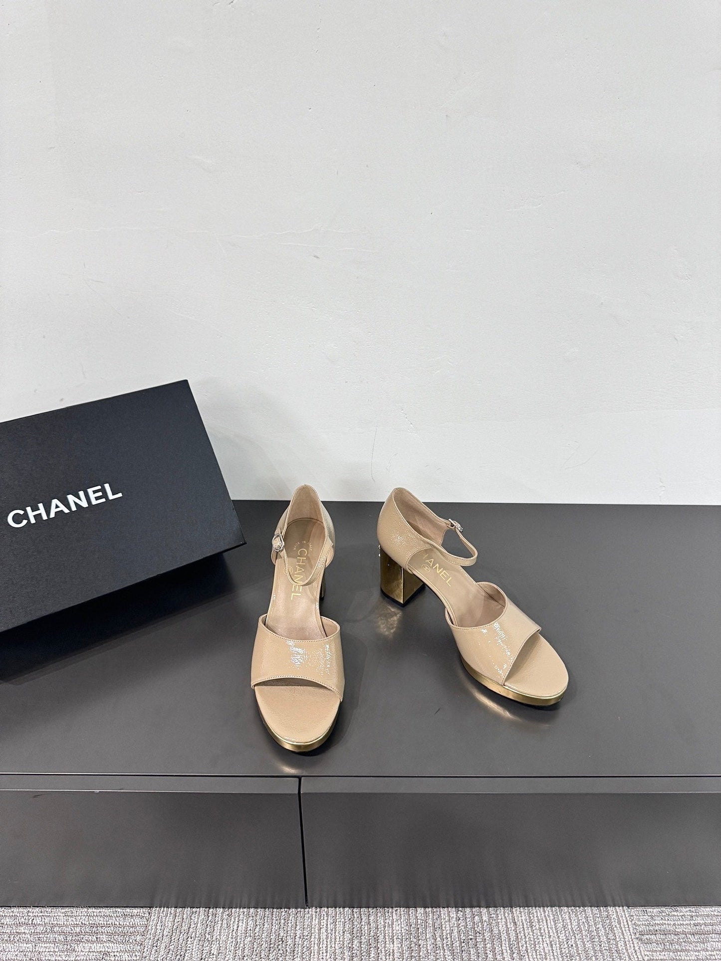 BLOCK HEEL SANDALS BEIGE SHEEPSKIN - 35
