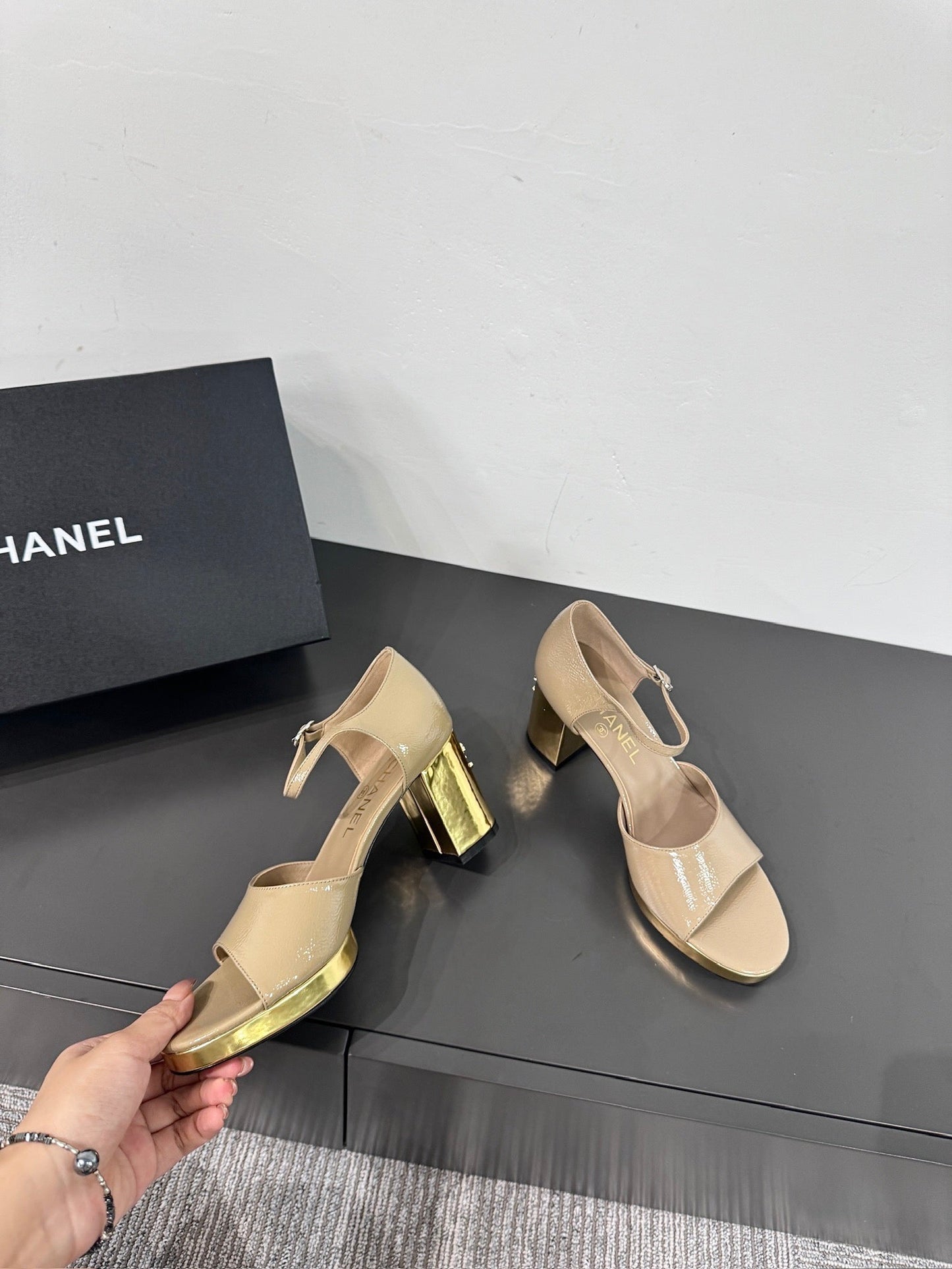 BLOCK HEEL SANDALS BEIGE SHEEPSKIN - 35