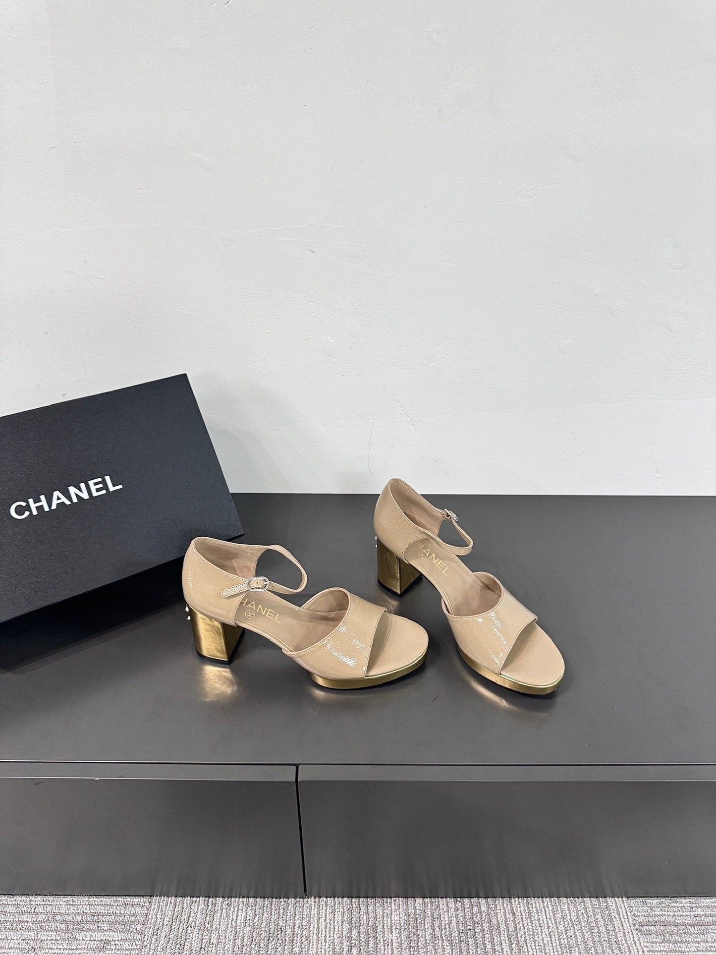 BLOCK HEEL SANDALS BEIGE SHEEPSKIN - 35