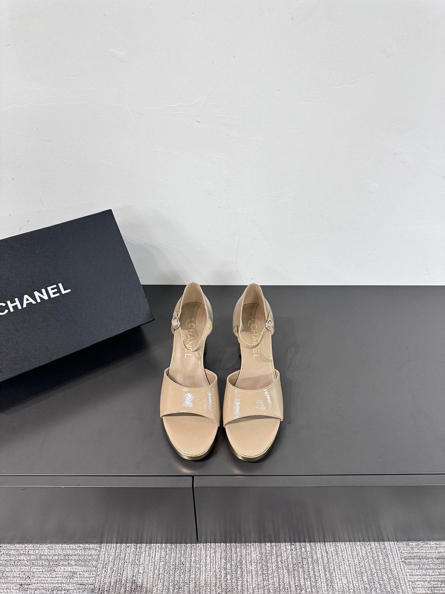BLOCK HEEL SANDALS BEIGE SHEEPSKIN - 35
