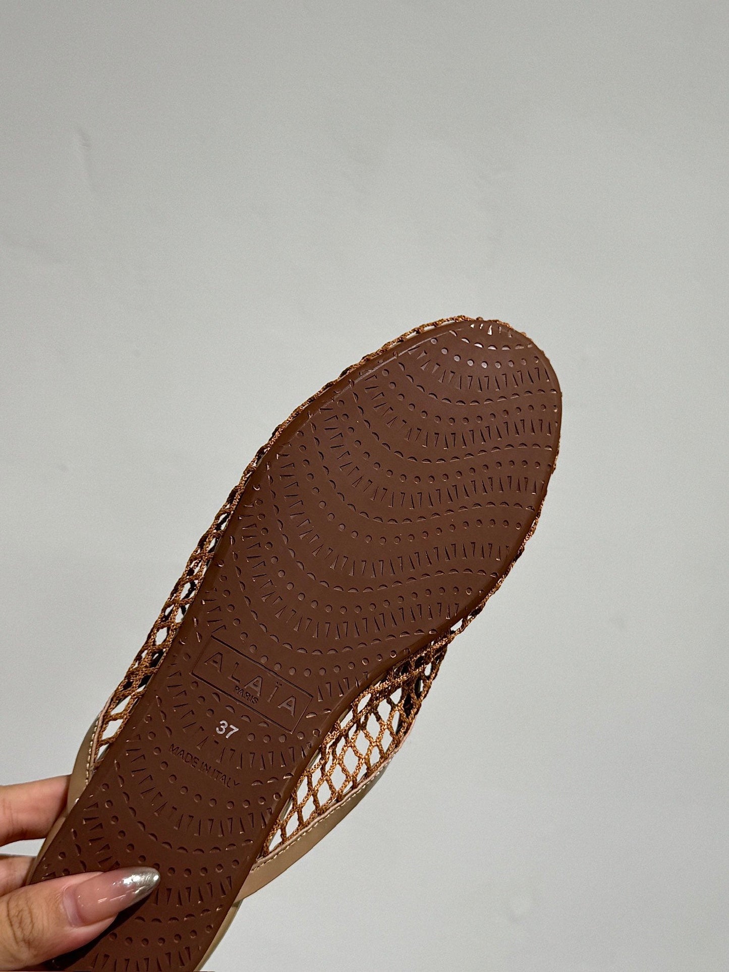 ALAIA FLAT MULES IN COPPER BROWN MESH FISHNET - 34