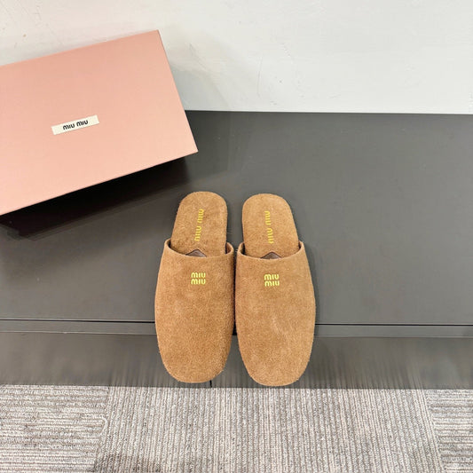 MIUMIU 26S МЮЛІ-ЛОФЕРИ З КАРАМЕЛЬНО-КОРИЧНЕВОЇ ЗАМШІ З ЛОГОТИПОМ
