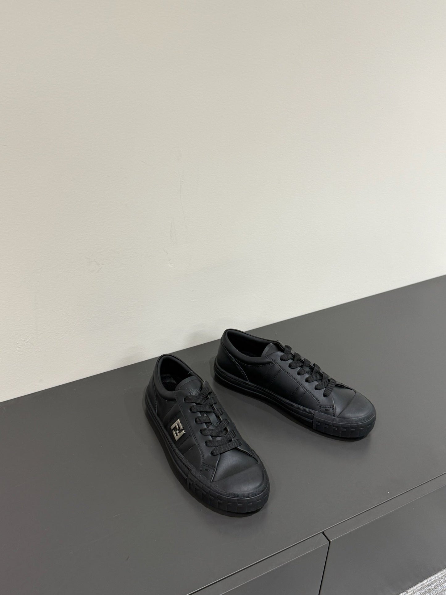 FF TRAINER SNEAKER IN BLACK CALFSKIN - 35