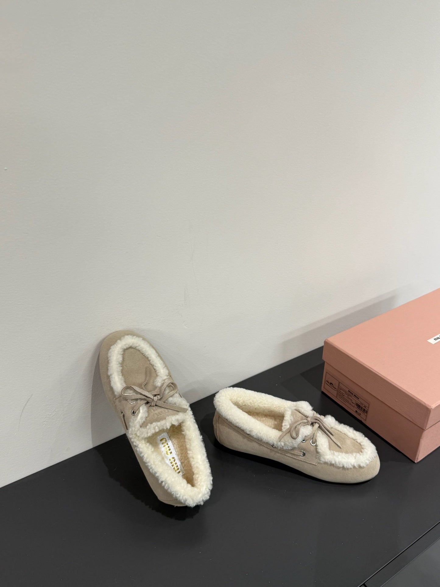 LACE-UP LOAFERS IN BEIGE SUEDE AND WHITE FLEECE LINING - 35