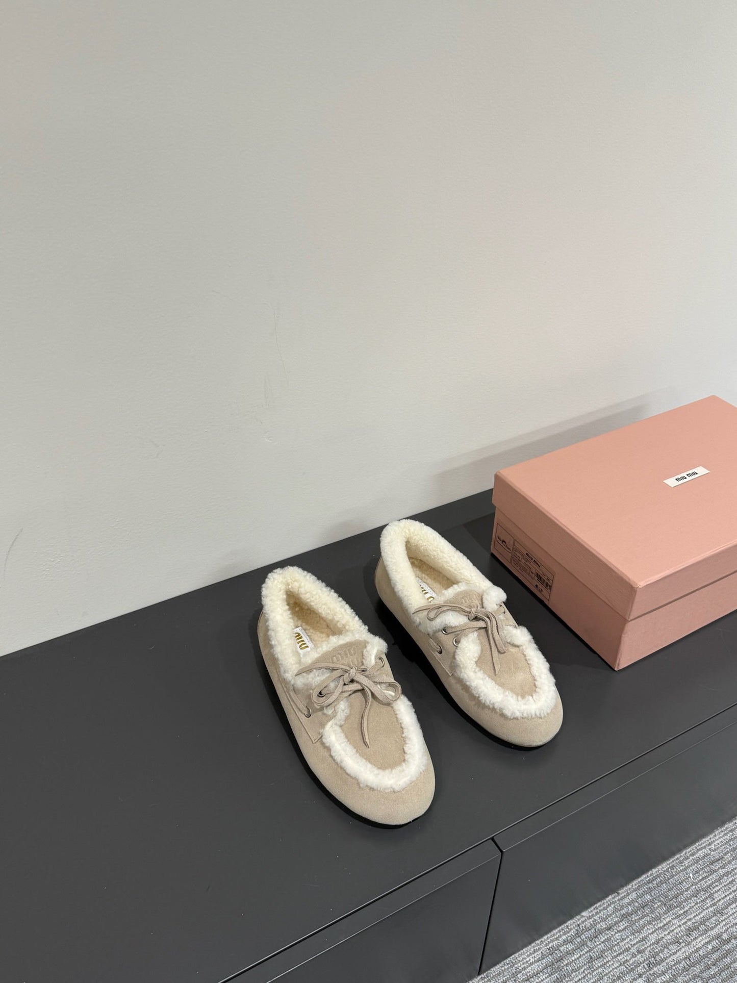 LACE-UP LOAFERS IN BEIGE SUEDE AND WHITE FLEECE LINING - 35