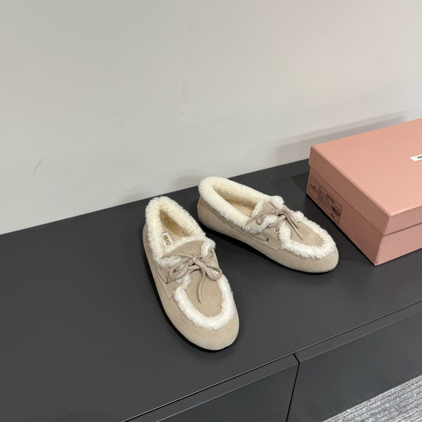 LACE-UP LOAFERS IN BEIGE SUEDE AND WHITE FLEECE LINING - 35