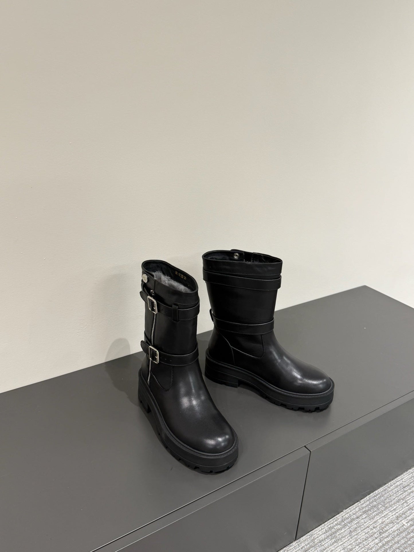 MAJOR ANKLE BOOT BLACK CALFSKIN WITH SHEARLING WOOL LINING - 35