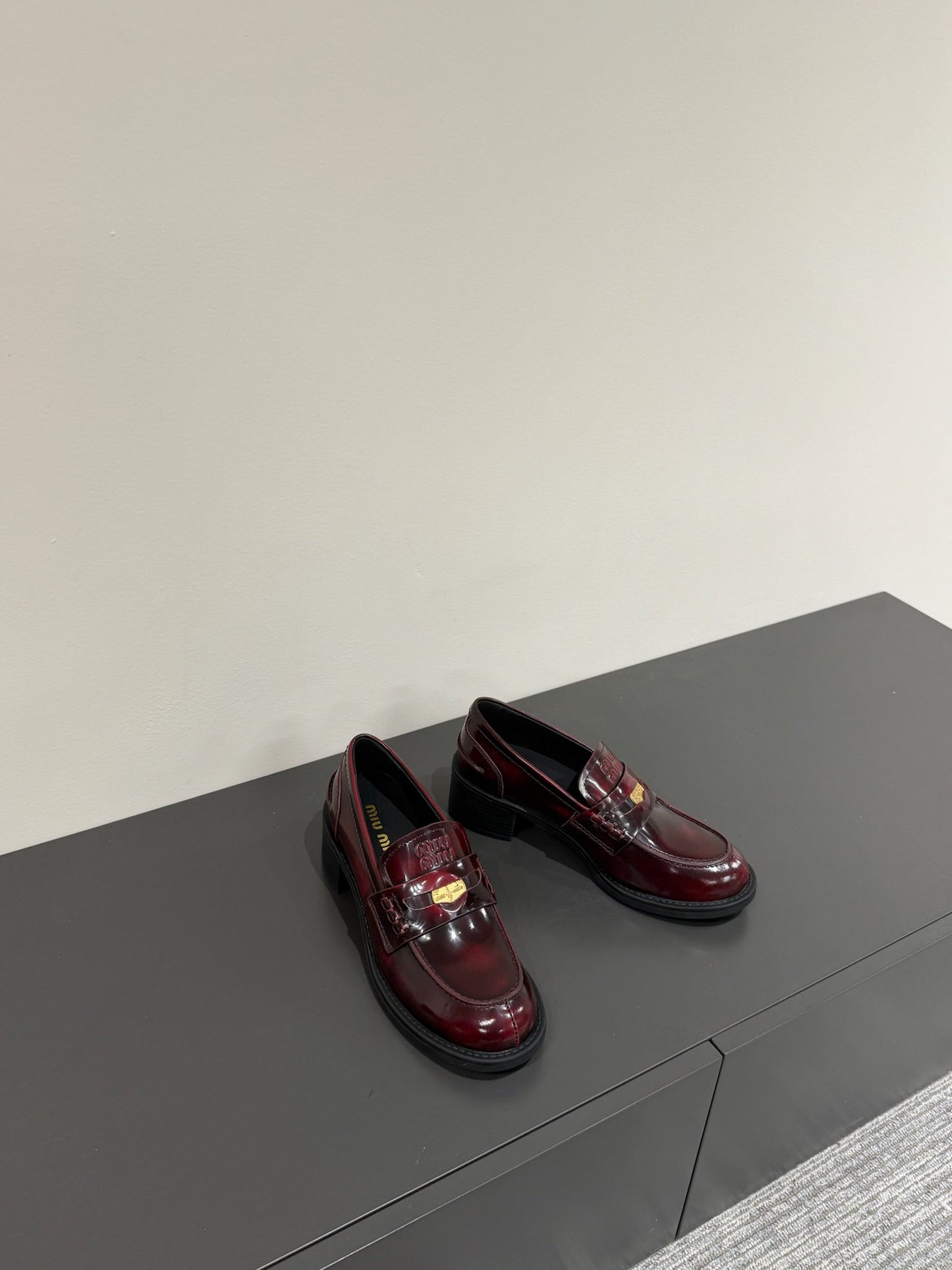 LOAFER WITH GOLD COIN IN CRIMSON GLOSSY CALFSKIN - 34