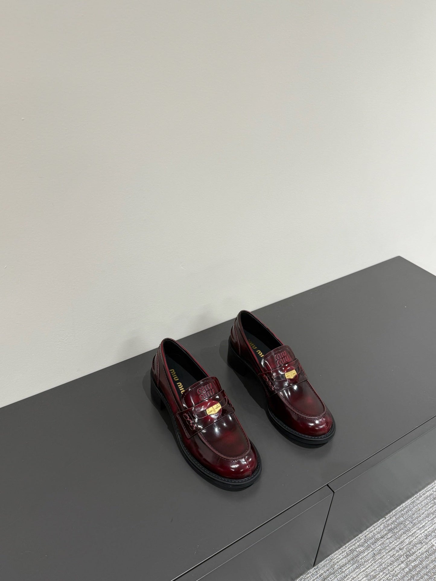 LOAFER WITH GOLD COIN IN CRIMSON GLOSSY CALFSKIN - 34