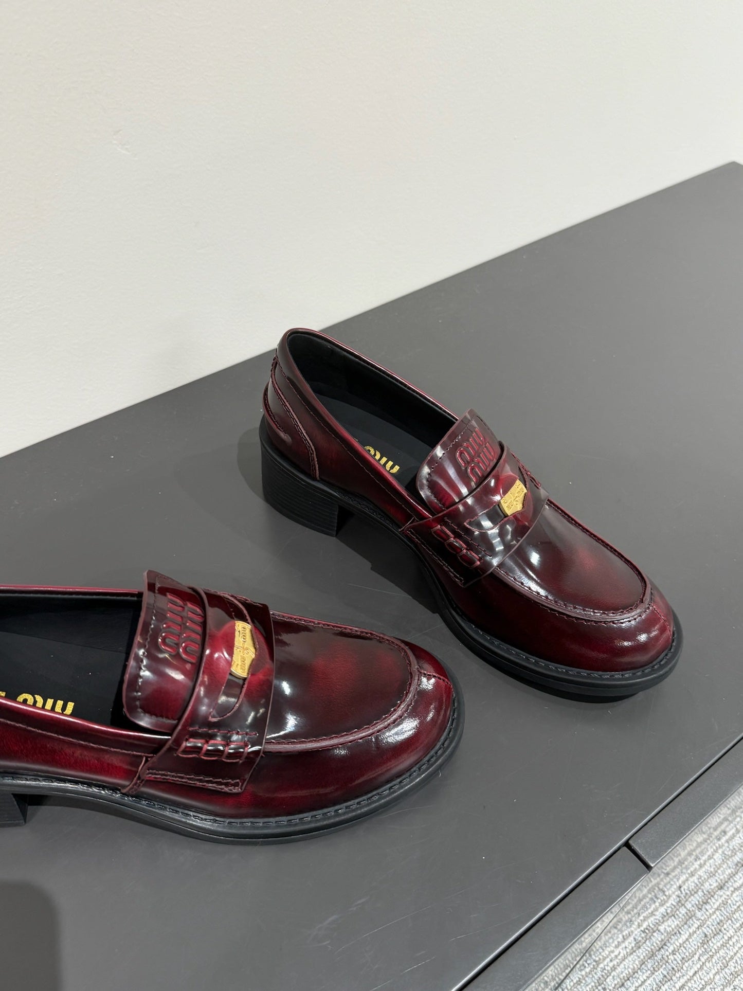 LOAFER WITH GOLD COIN IN CRIMSON GLOSSY CALFSKIN - 34