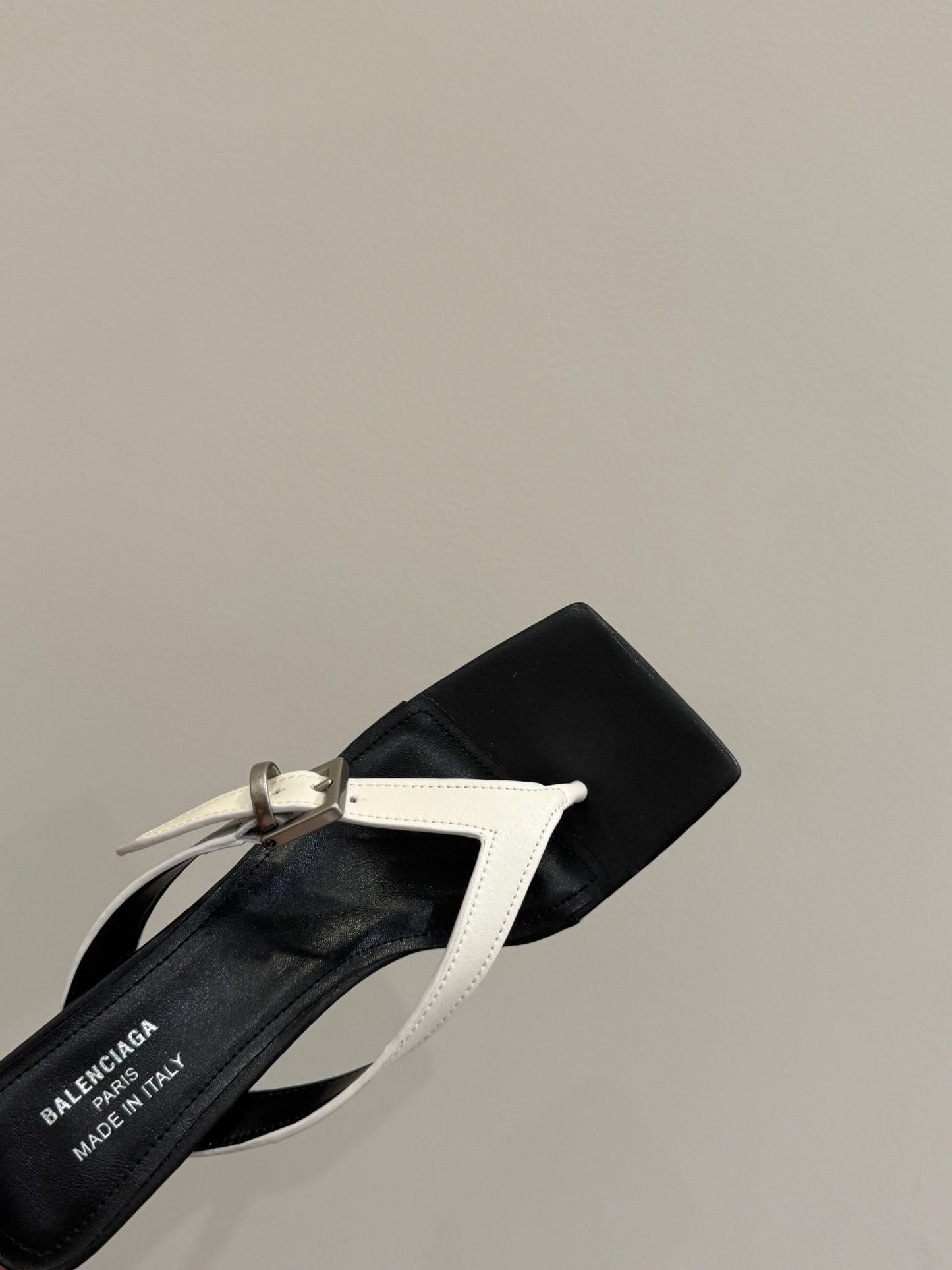 BALENCIAGA 25S HIGH-HEELED FLIP-FLOPS IN WHITE MIX BLACK CALFSKIN WITH SILVER HARDWARE - 35