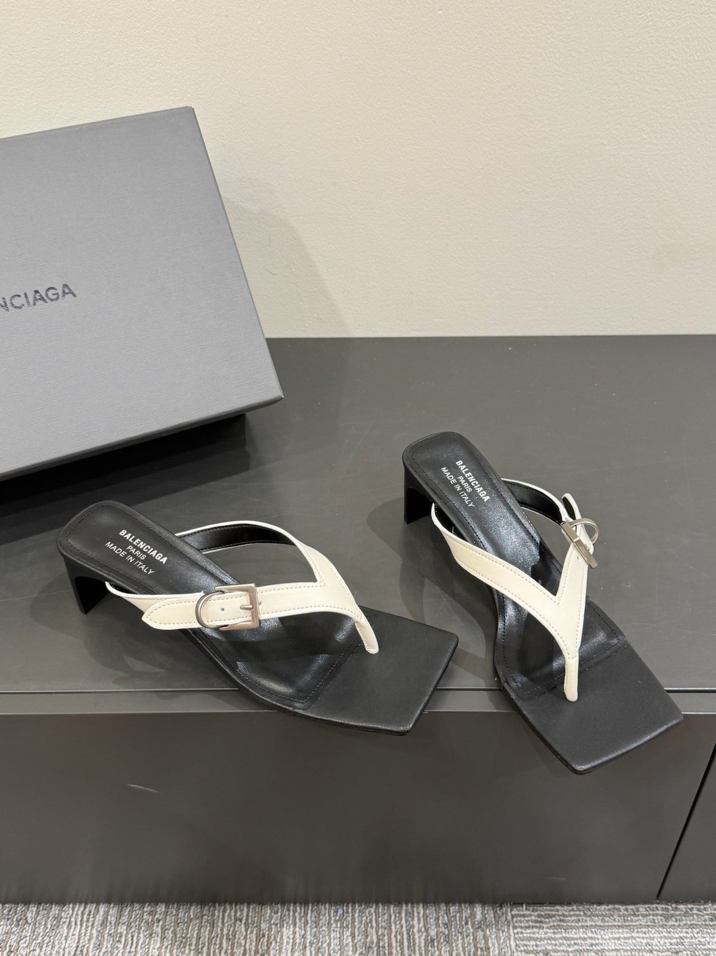 BALENCIAGA 25S HIGH-HEELED FLIP-FLOPS IN WHITE MIX BLACK CALFSKIN WITH SILVER HARDWARE - 35
