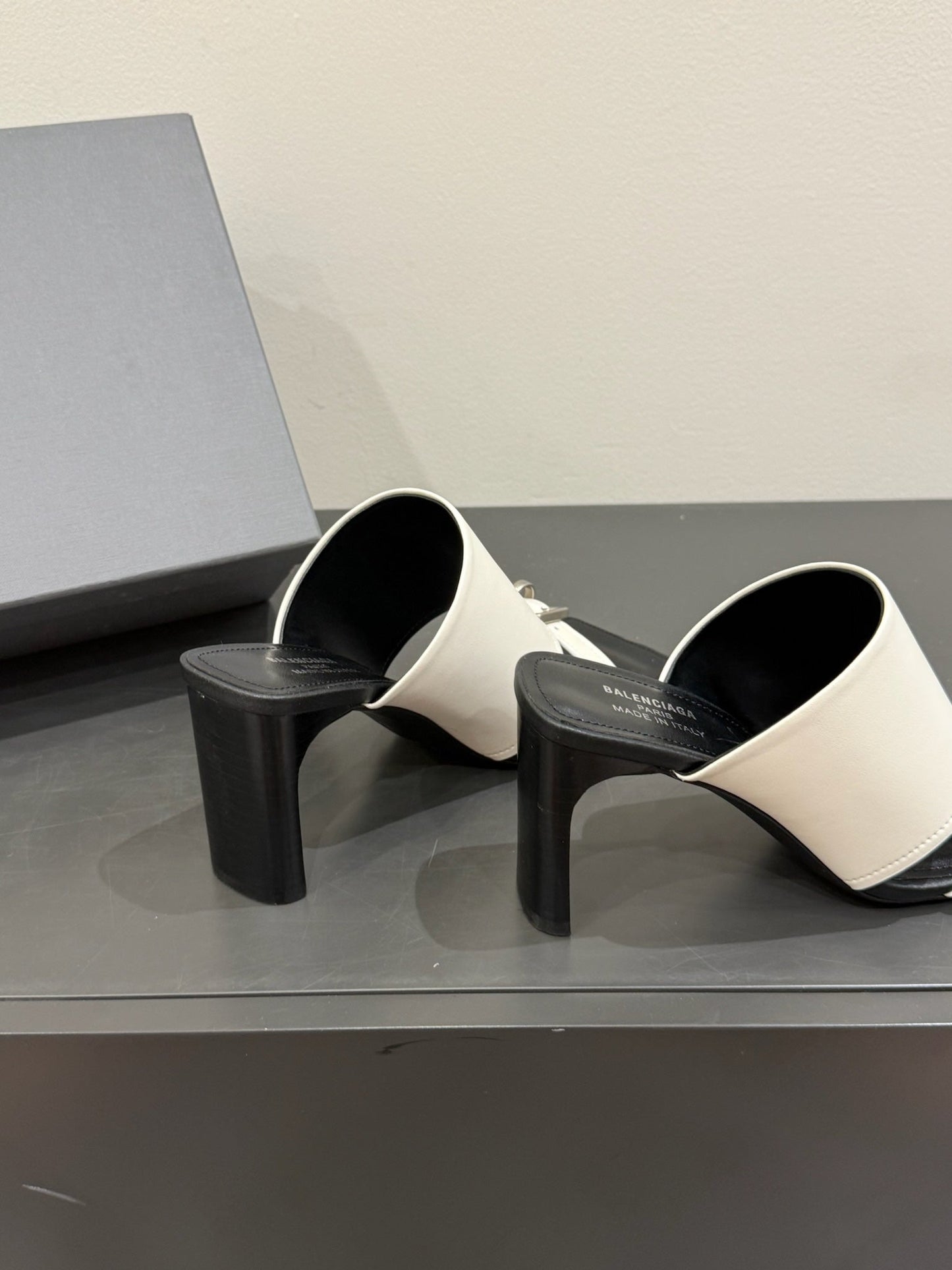 BALENCIAGA 25S HIGH-HEELED SANDALS IN WHITE CALFSKIN WITH SILVER HARDWARE - 35