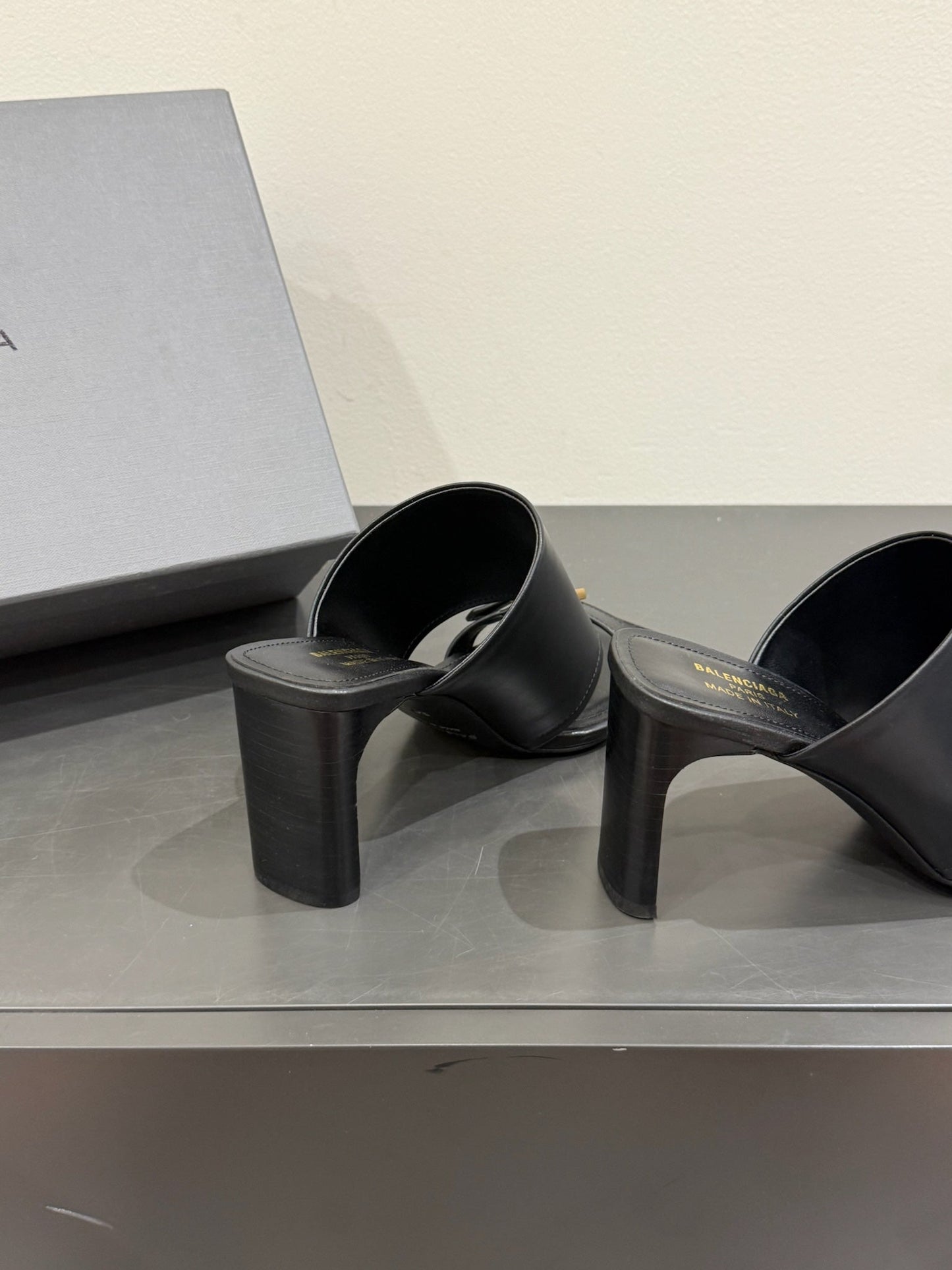 BALENCIAGA 25S HIGH-HEELED SANDALS IN BLACK CALFSKIN WITH GOLD HARDWARE - 35