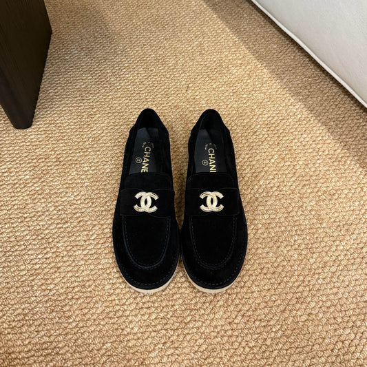 ЛОФЕРИ CHANEL 26S З ЧОРНОЇ ЗАМШІ З ЛОГОТИПОМ CC