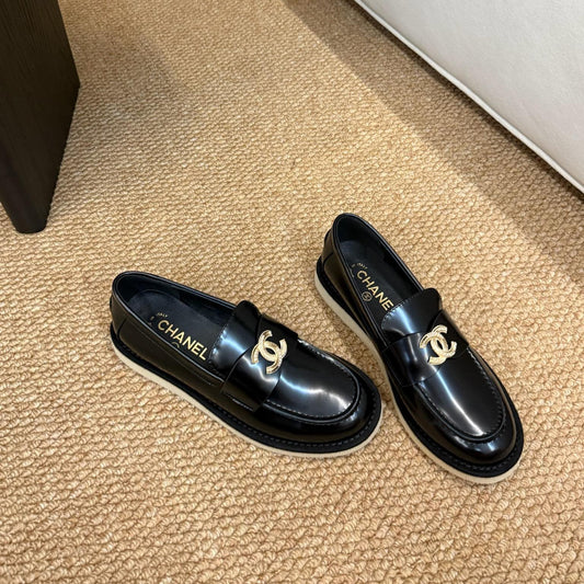 ЛОФЕРИ CHANEL 26S З ЧОРНОЇ ЛАКОВАНОЇ ТЕЛЯЧОЇ ШКІРИ З ЛОГОТИПОМ CC