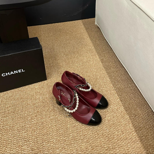 CHANEL 26S ТУФЛІ МЕРІ ДЖЕЙН НА ВИСОКИХ ПІДБОРАХ З ПЕРЛОВИМИ РЕМІНЦЯМИ З ТЕЛЯЧОЇ ШКІРИ БОРДОВО-ЧЕРВОНОГО КОЛЬОРУ
