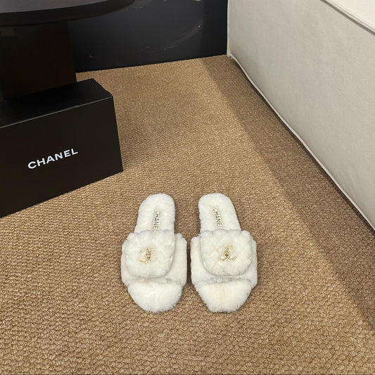 Шльопанці CHANEL 26S, біла овчина, логотип CC