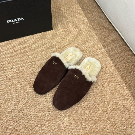 Шкіряні капці-мюлі PRADA 26S з овчини, колір "шоколадний замш"