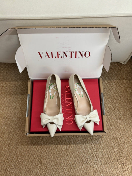 ТУФЛІ VALENTINO НА ВИСОКИХ ПІДБОРАХ 26S З ТЕЛЯЧОЇ ШКІРИ КОЛЬОРУ СЛОНОВОЇ КІСТКИ З БАНТОМ