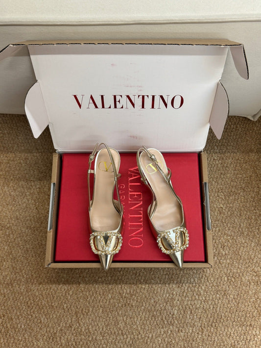 ВИСОКІ ТУФЛІ-СЛІНГБЕКИ VALENTINO 26S НА ПІДБОРАХ З МЕТАЛЕВОЇ ЗОЛОТОЇ ТЕЛЯЧОЇ ШКІРИ З КРИСТАЛАМИ