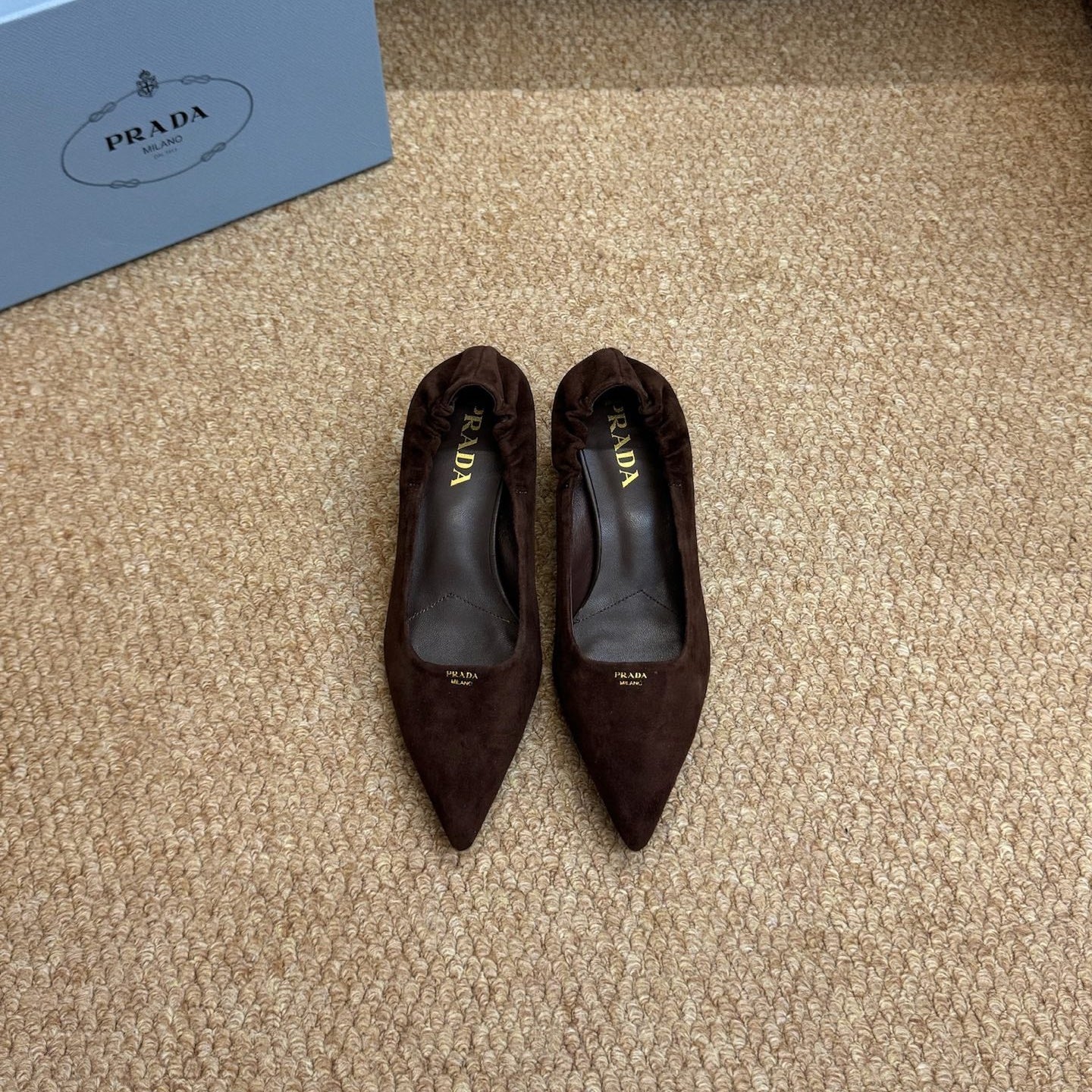ГОСТРОНОСІ ТУФЛІ PRADA 26S 50 ММ З ТЕМНО-КОРИЧНЕВОЇ ЗАМШІ