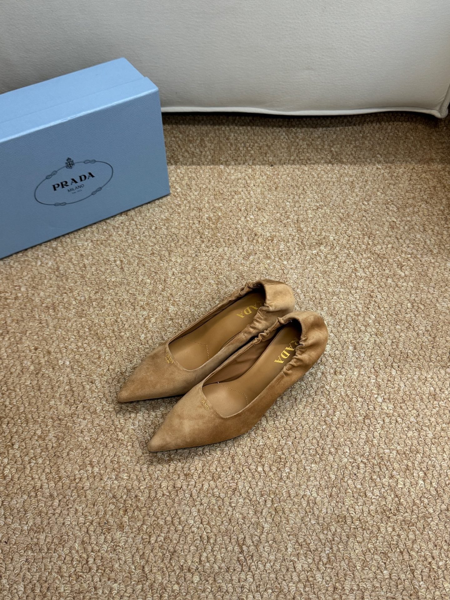 Гостроносі туфлі-човники PRADA 26S, 50 мм, з коричневої замші