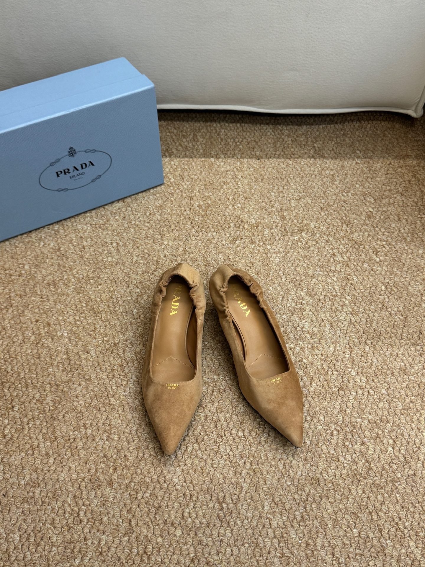 Гостроносі туфлі-човники PRADA 26S, 50 мм, з коричневої замші