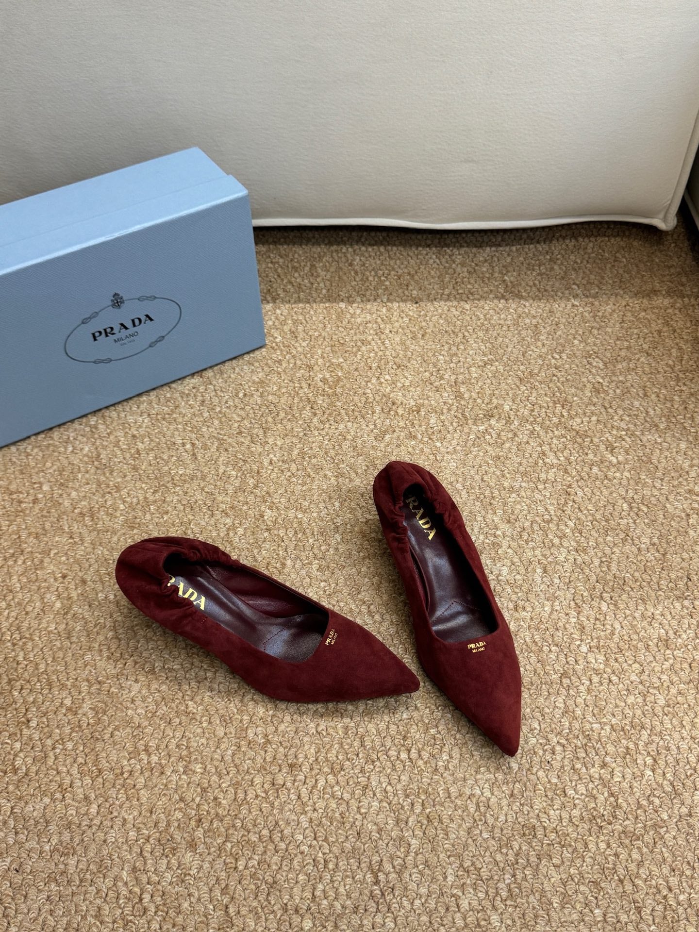 Туфлі-човники PRADA 26S із загостреним носком, 50 мм, із замші темно-червоного кольору