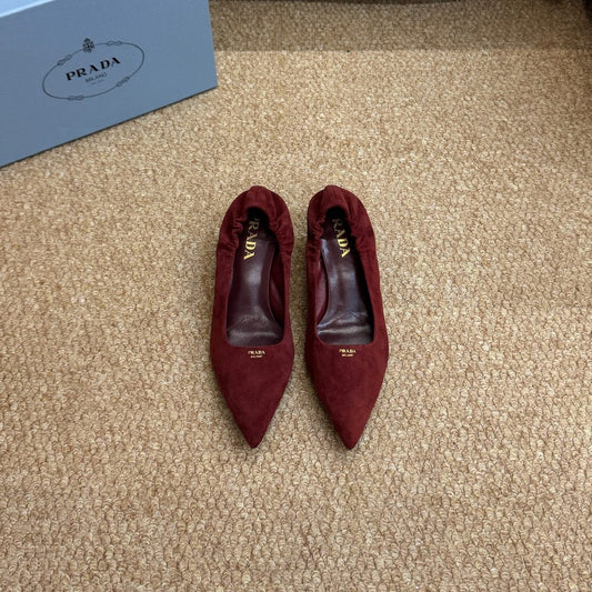 Туфлі-човники PRADA 26S із загостреним носком, 50 мм, із замші темно-червоного кольору