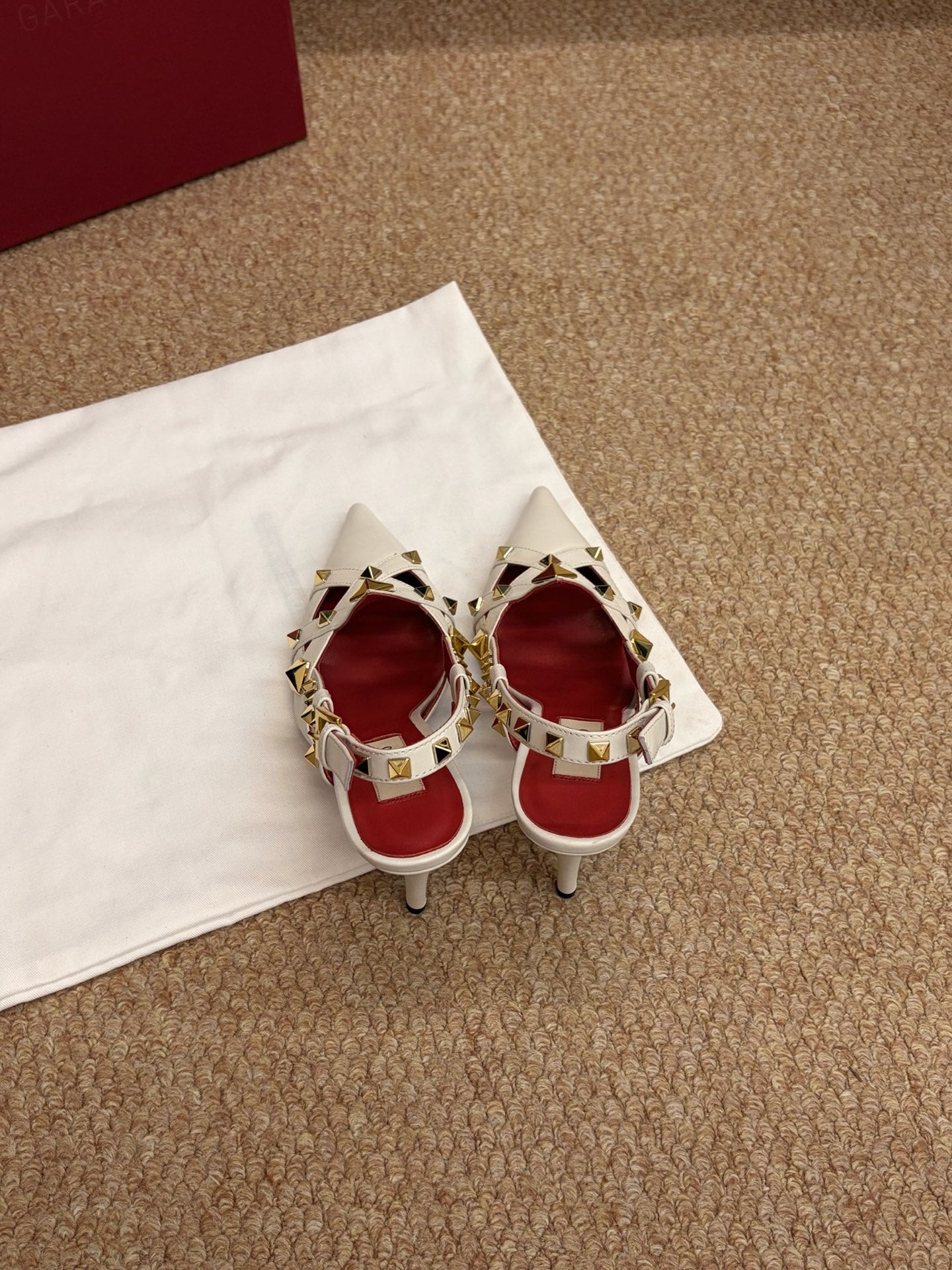 VALENTINO 26S ROCKSTUD SLINGBACK HEELS IN OFF-WHITE CALFSKIN