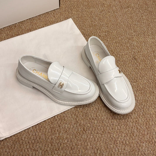 ЛОФЕРИ CHANEL 26S З БІЛОЇ ЛАКОВАНОЇ ТЕЛЯЧОЇ ШКІРИ З ЛОГОТИПОМ CC